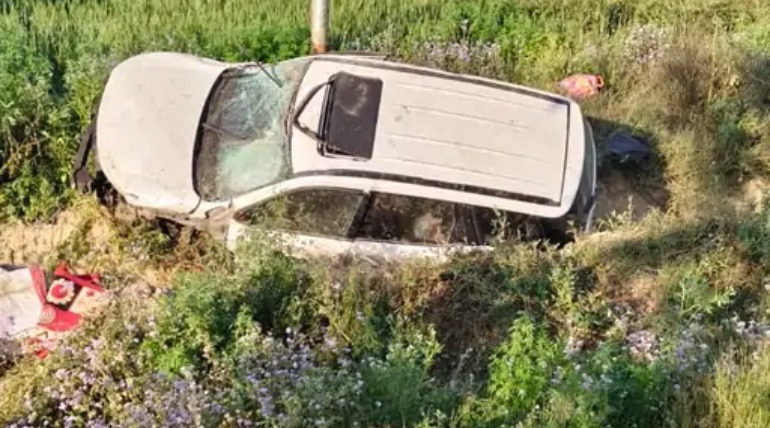 कार और ई-रिक्शे की भिड़ंत में बच्ची की मौत, कार पलटी, चार घायल