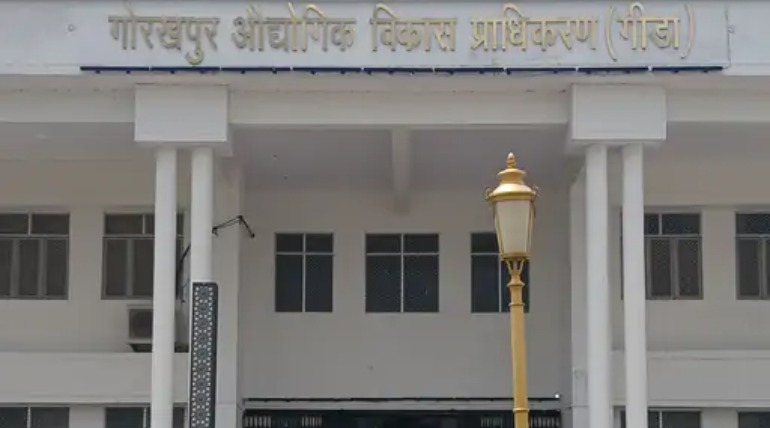 पांच बच्चों को छोड़ मां प्रेमी संग फरार, पति ने पत्नी पर लगाया लाखों के गहने चोरी का आरोप