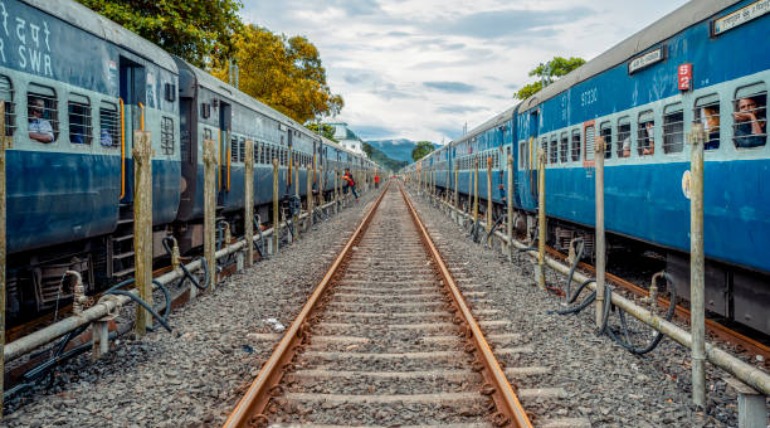 ट्रेन पर कीचड़, रंग या पत्थर फेंकने वालों पर मुकदमा दर्ज कर जेल भेजने की होगी  कार्रवाई, पूर्वोत्तर रेलवे के कड़े इंतजाम