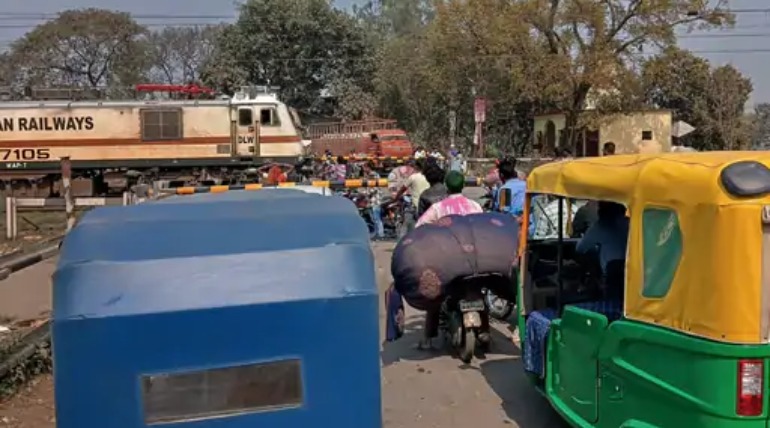 कुसम्ही स्टेशन पर टला बड़ा ट्रेन हादसा, नशे में धुत व्यक्ति को बचाने के लिए पायलट ने रोकी ट्रेन