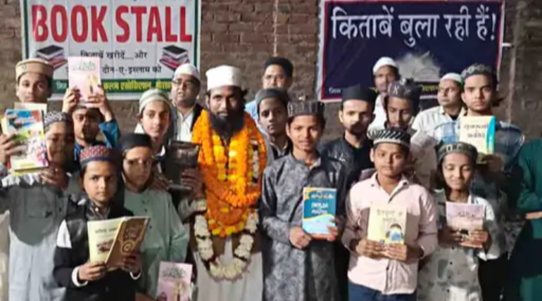 जाफरा बाजार मस्जिद में लगा किताबों का स्टॉल, रमजान में बच्चों को मिली मुफ्त किताबें
