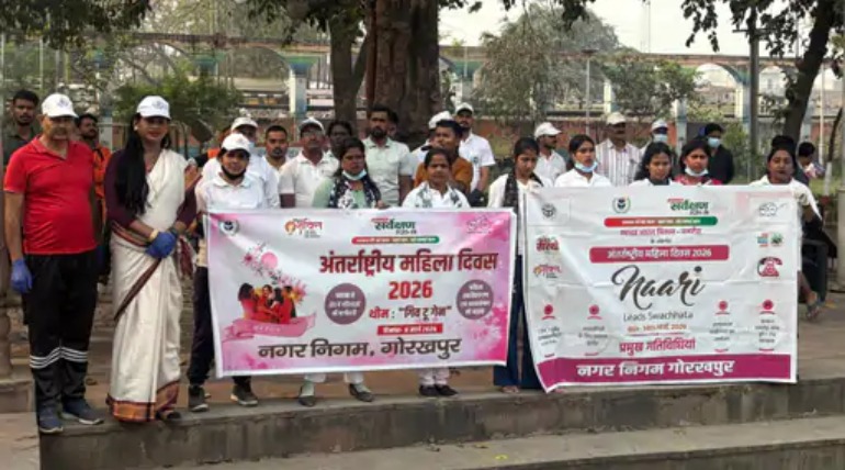 नगर निगम गोरखपुर की “स्वच्छता की नई पहल, सूरजकुंड पोखरा परिसर में सफाई अभियान