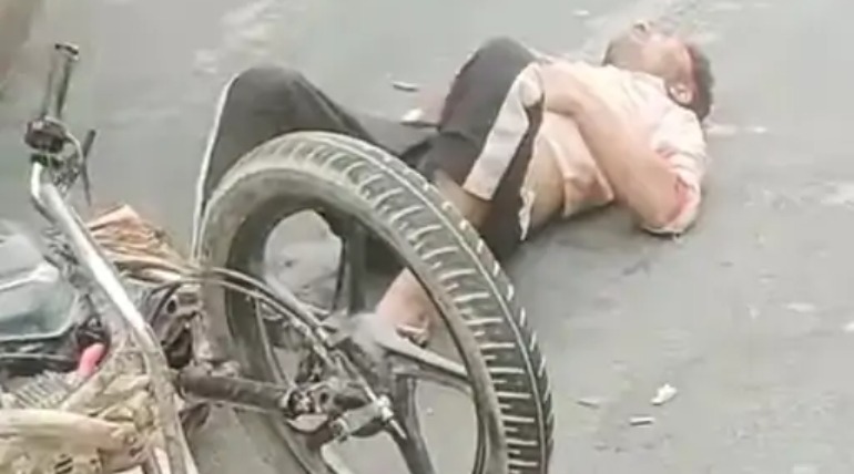 बाइक की टक्कर से युवक की मौत, दो घायल, एक जिला अस्पताल रेफर