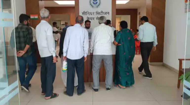 खोराबार प्राथमिक स्वास्थ्य केंद्र का निरीक्षण, उपलब्ध सुविधाओं की जानकारी CMO ने ली