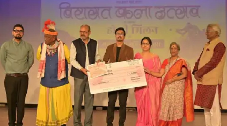 प्रयागराज में आयोजित कला प्रतियोगिता में डीडीयू का दबदबा, डॉ. गौरीशंकर चौहान  ने मारी बाजी, डॉ. प्रदीप को मिला दूसरा स्थान