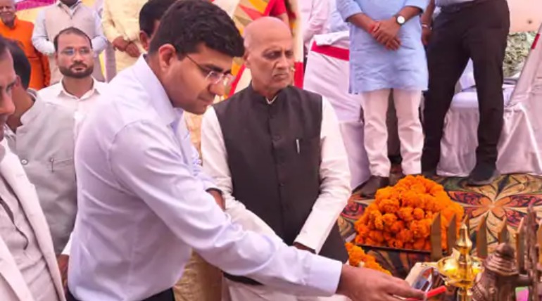 डीएम-विधायक ने पीएमश्री विद्यालय में किया शिलान्यास, 8 नए कक्ष, रसोईघर, शौचालय ब्लॉक निर्माण कार्य की शुरुआत