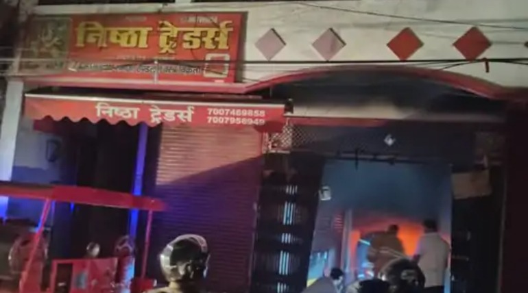 रायगंज में कपड़े की दुकान में लगी आग, फायर ब्रिगेड की 15 गाड़ियां पहुंची, 3 घंटे में पाया काबू लाखों का कपड़ा, कार जले