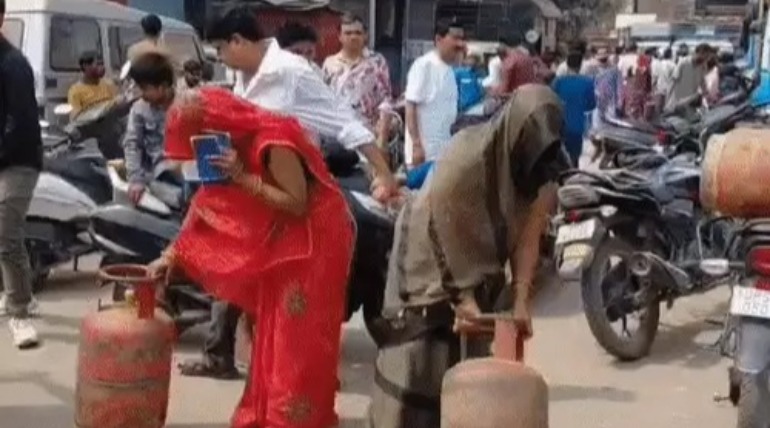 सिलेंडर के लिए घूंघट-हिजाब में एजेंसी पहुंची महिलाएं, गैस खत्म होने की वजह से चूल्हा नहीं जल पा रहा