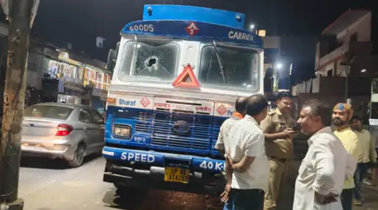 हार्न बजाने पर टैंकर पर किया पथराव, शीशा टूटा, सड़क पर लगा रहा जाम