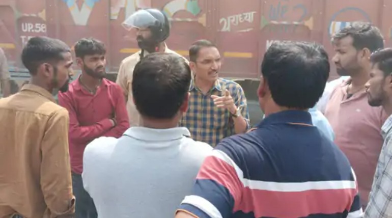 ट्रेलर ने भैंस को कुचला, मौत, आक्रोशित ग्रामीणों ने सड़क जाम कर भारी वाहनों पर रोक की मांग की