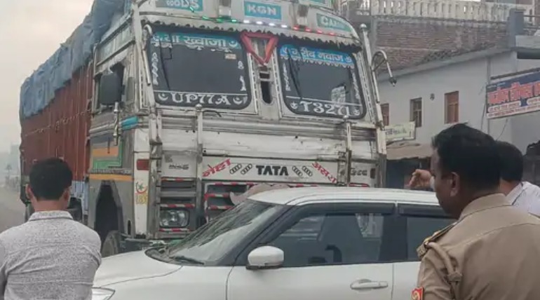 12 चक्का ट्रक ने मारूति डिजायर कार को टक्कर मारी, परिवार बाल-बाल बचा