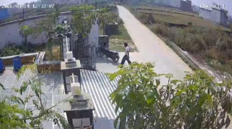 देखते-देखते बेखौफ चोर ने मोटरसाइकिल उड़ाई