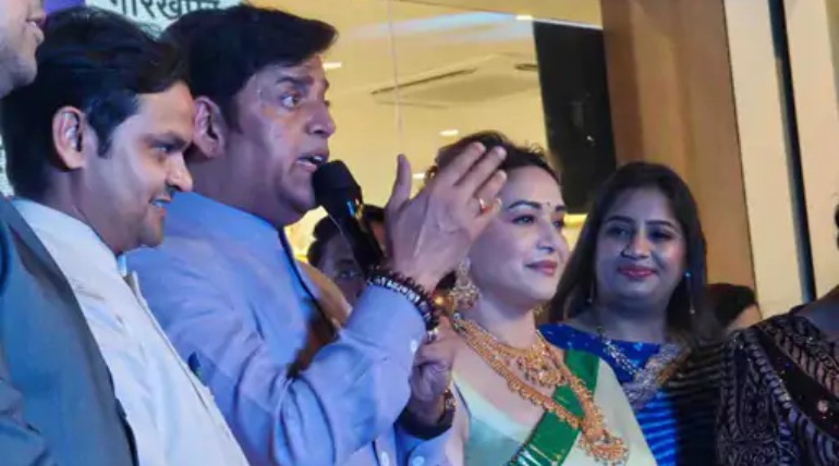 असुरन चौक पहुंची फिल्म अदाकारा माधुरी दीक्षित, ज्वेलरी शाप का किया उद्घाटन