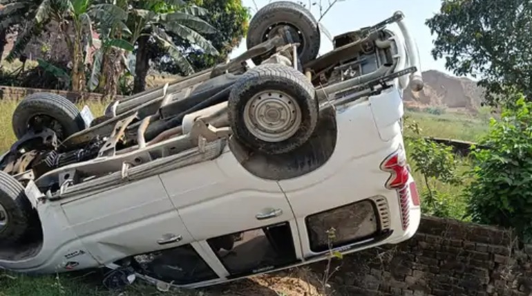 सांड को बचाने में स्कॉर्पियो पलटी, चालक सुरक्षित