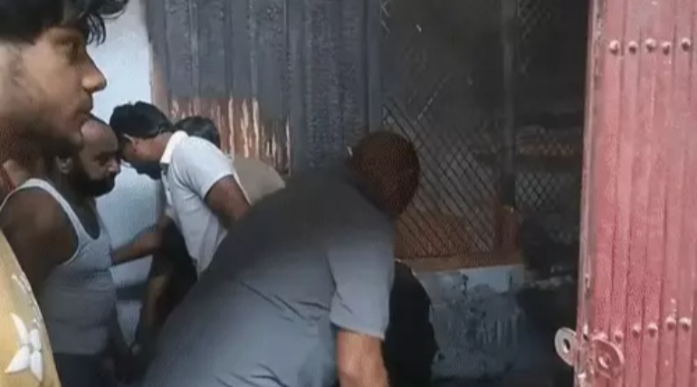 मकान में आग लगी, लपटें देखकर अफरा-तफरी, फायर ब्रिगेड ने पाया काबू