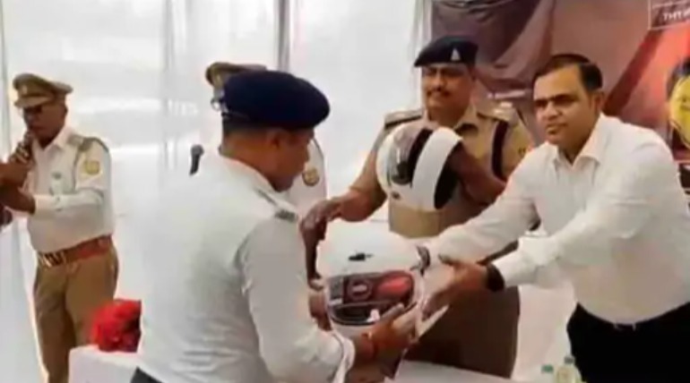 ट्रैफिक पुलिस को मिले हेलमेट, राष्ट्रीय सुरक्षा सप्ताह में जागरूकता अभियान