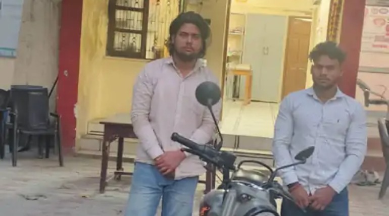 शर्ट उतारकर बुलेट पर स्टंटबाजी, वीडियो वायरल, गोरखपुर में रील बना रहे टार्जन को पुलिस ने पकड़ा, बाइक सीज