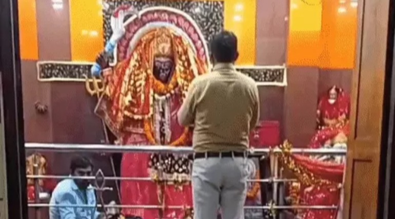 चैत्र नवरात्रि के पहले दिन मंदिरों में पूजा के लिए लगी लंबी लाइनें, भक्तों ने नारियल और चुनरी मां को चढ़ाई