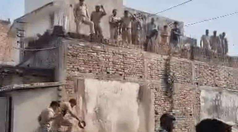 शौचालय के ऊपर न्यूड मिला युवक का शव, हाथ में मिला कंडोम का पैकेट, गूलर के पेड पर मिली जींस और टीशर्ट