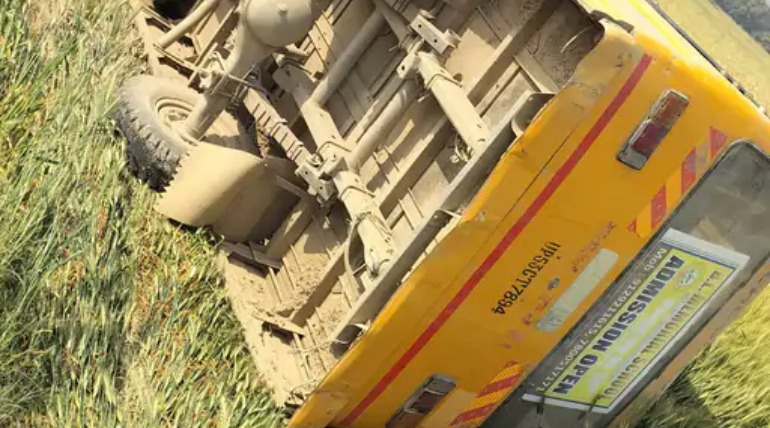 स्कूल बस पलटी, बच्चे सुरक्षित, बड़गो गांव के पास हुआ हादसा