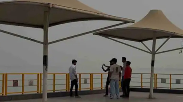 बदला मौसम का मिजाज, हल्की बूंदाबांदी के साथ चलीं ठंडी हवाएं, तापमान में 5 डिग्री तक गिरावट दर्ज