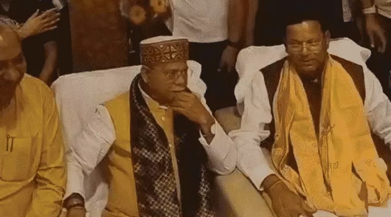 नवरात्रि पर तेलंगाना राज्यपाल शिवप्रताप शुक्ल ने कराया फलाहार, बीजेपी प्रदेश अध्यक्ष पंकज चौधरी ने भी की शिरकत, राज्यपाल बनारस दौरे पर निकले