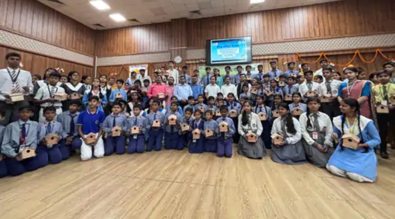 गोरखपुर में गूंजी गोरैया बचाने की आवाज, 100 बच्चों को दिए गए घोसले