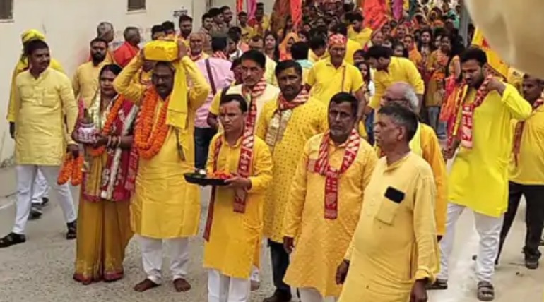 धूमधाम से निकाली गई कलश यात्रा, पीले वस्त्रों में निकले श्रद्धालु, जय श्रीराम के जयकारे गूंजे