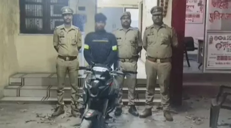 बाइक का पहिया उठाकर की स्टंटबाजी, वीडियो वायरल होने पर पुलिस ने युवक को किया गिरफ्तार