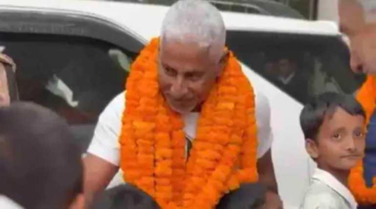 एमसीसी हाई परफार्मेंस कैंप में शामिल होने परिवार समेत गोरखपुर पहुंचे श्रीलंका के पूर्व तेज गेंदबाज चमिंडा बास, एयरपोर्ट पर जोरदार स्वागत, 24 मार्च तक रहेंगे