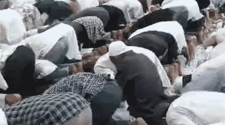 ईद पर दरगाह में उमड़ी भीड़, गले लगाकर दिए भाईचारे का पैगाम, शाम को सेवई खिलाकर मनाएंगे ईद