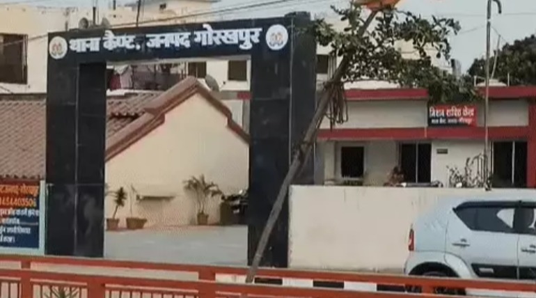 गोरखपुर विश्वविद्यालय की बीकाम की छात्रा से छेड़खानी, आरोपी गिरफ्तार, केस दर्ज, कार पर पुलिस के लोगो की जांच कर रही पुलिस