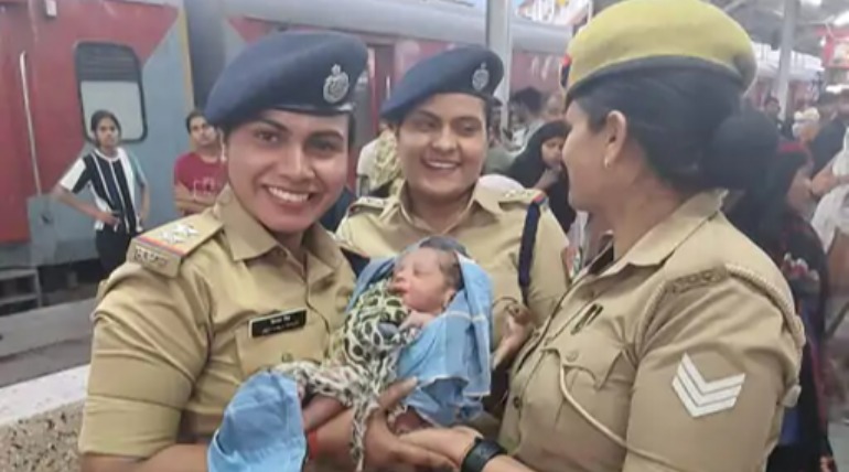 चलती ट्रेन के जनरल बोगी में महिला ने बच्चे को दिया जन्म, यात्री मित्र जीआरपी की टीम ने एंबुलेंस बुलाकर बच्चे का प्राथमिक परीक्षण कराया