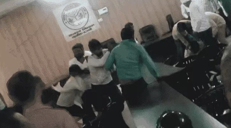 खजनी तहसील में जमकर चले लात घूंसे, टेंडर को लेकर विवाद, बचकर निकले एसडीएम