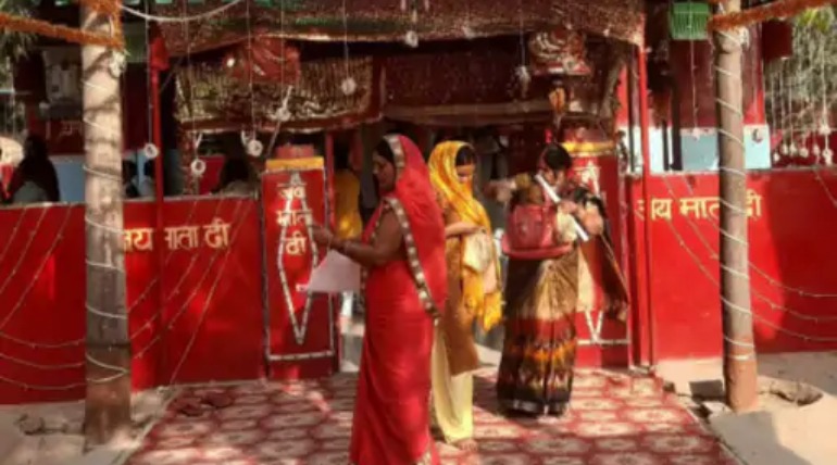 चैत्र नवरात्रि अष्टमी पर मां महागौरी की पूजा, मंदिरों में उमड़ी श्रद्धालुओं की भारी भीड़
