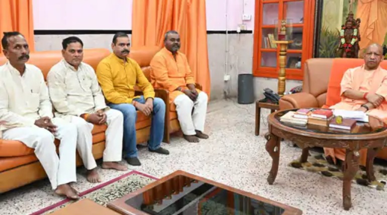 हनुमान मंदिर की मांगों पर मुख्यमंत्री से मुलाकात, स्थानीय नेताओं ने पोखरे के सौंदर्यीकरण और बस सेवा की मांग की