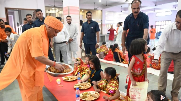 मुख्यमंत्री ने जनता दर्शन में सुनी लोगों की समस्याएं, गोरखनाथ मंदिर घूूमने आई बच्ची के साथ खिंचवाई फोटो, फरियादियों के साथ आए बच्चों को बांटी टाफी, कन्या पूूजन भी किया