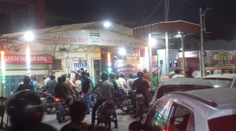 आज आसानी से मिल रहा पेट्रोल-डीजल, कल लगी थी लंबी लाइन