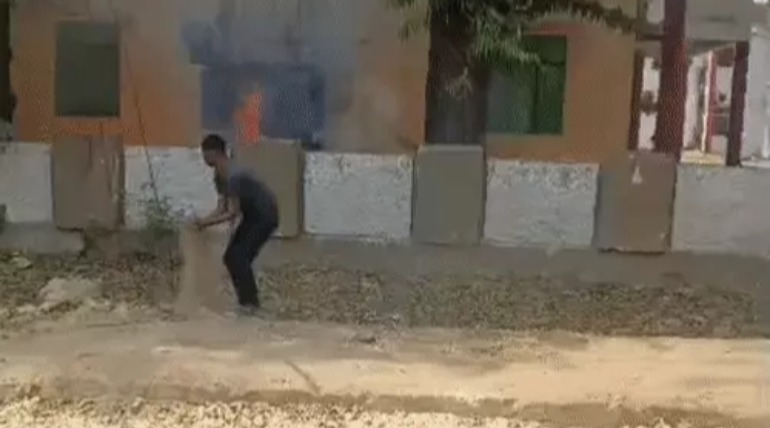 गोरखपुर विश्वविद्यालय के एडी बिल्डिंग में धूू-धूू कर जला ट्रांसफार्मर, फायर बिग्रेड की टीम ने पाया काबू