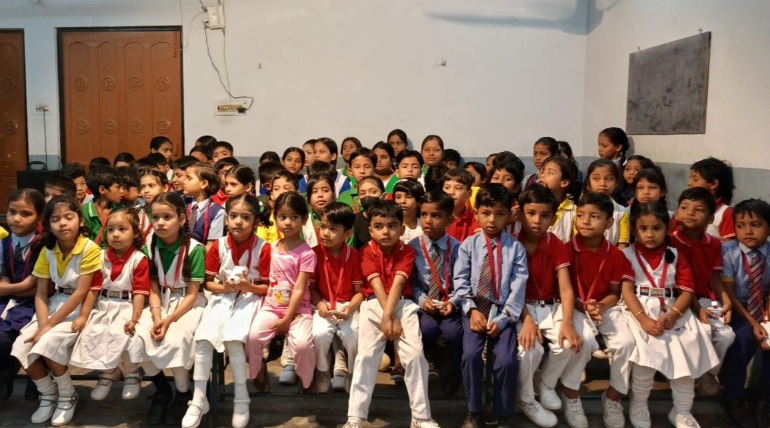 किन्डर गार्टेन प्लेवे प्राइमरी स्कूल में परीक्षाफल वितरण, मेधावी छात्र-छात्राएं सम्मानित