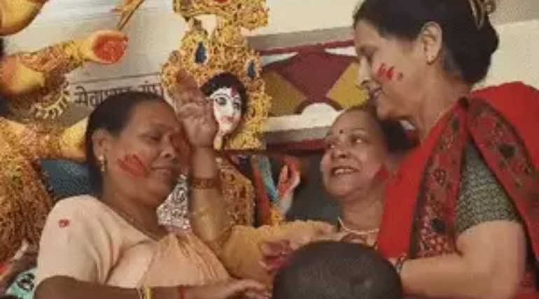मां दुर्गा की हुई विदाई, उत्सव में महिलाओं ने सिंदूर लगा आशीर्वाद लिया