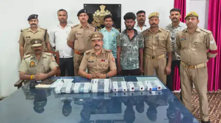 रेलवे स्टेशन पर चोर धराया, डंडा मारकर हाथ से गिराता था मोबाइल, डराने के लिए रखता था तमंचा