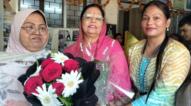 छात्र-छात्राओं ने शिक्षिका नाज़ बानों को फूल-मालाओं और पुष्पवर्षा के साथ विदा किया