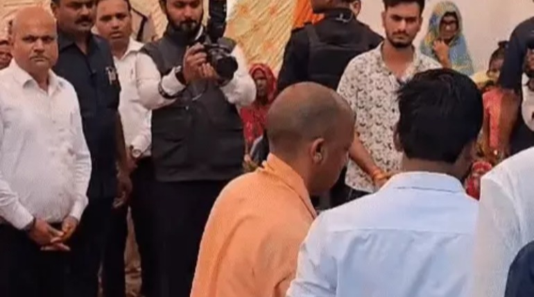 मुख्यमंत्री पहुंवे गोरखपुर, जनता दर्शन में सुनी लोगों की समस्याएं
