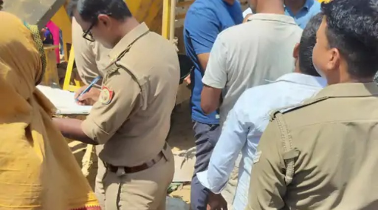 बाइक सवार किसान को बेकाबू ट्रैक्टर ने कुचला