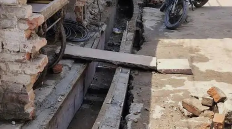 नाली पटिया कार्य पर विवाद, FIR दर्ज, नगर पंचायत के काम में बाधा डालने पर पिता-पुत्र सहित तीन पर केस