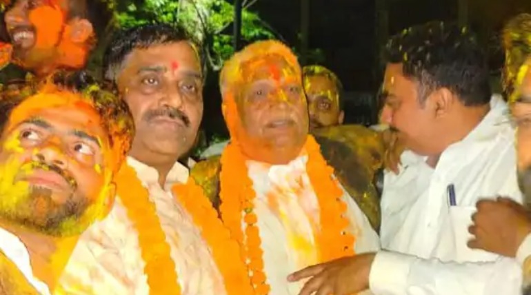 बार एसोसिएशन चुनाव में उमापति उपाध्याय बने अध्यक्ष, अनुज आस्थाना ने मंत्री पद पर मारी बाजी