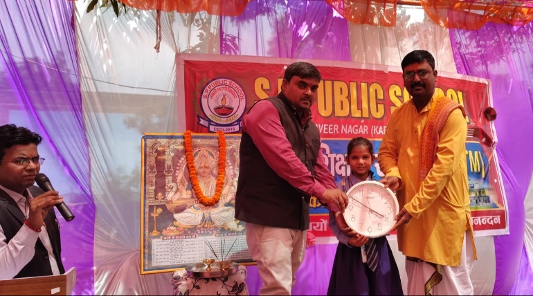 हर्षोल्लास  के साथ मना अभिभावक-शिक्षक सम्मेलन, एस. पी. पब्लिक स्कूल में पुरस्कार एवं अंकपत्र का वितरण