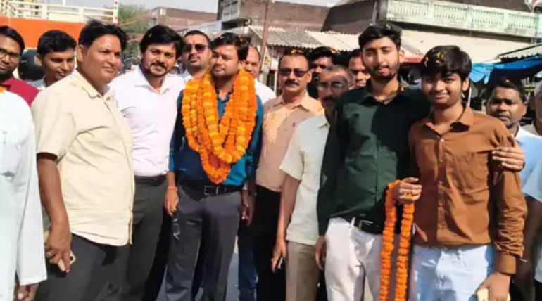 पीसीएस परीक्षा में गगन आनंद वर्मा को 10वां स्थान, ट्रेजरी ऑफिसर बनने के बाद गांव में अभिनंदन