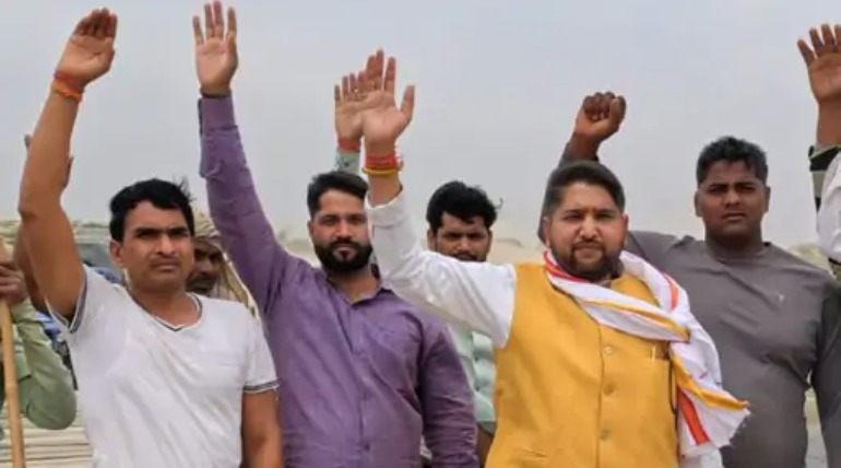 राष्ट्रीय अध्यक्ष ने पक्के पुल के लिए किया प्रदर्शन, मुख्य सचिव को ज्ञापन भेजकर तत्काल कार्रवाई की मांग